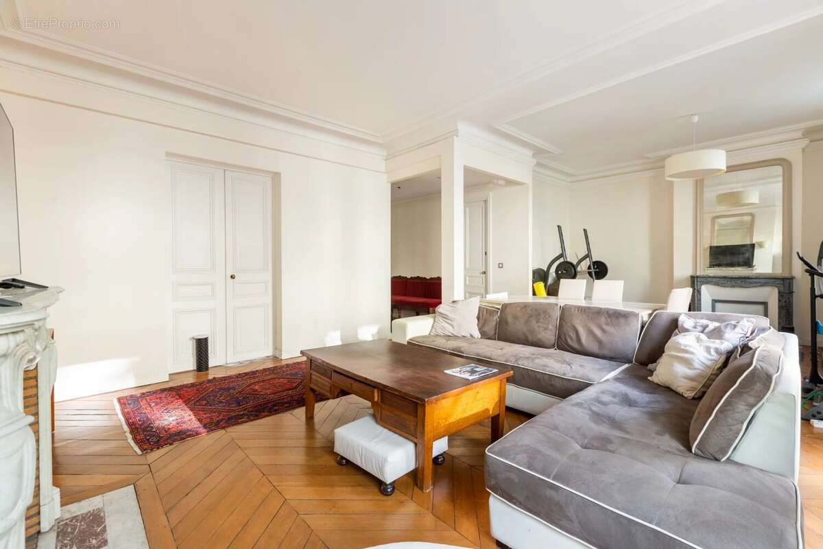 Appartement à PARIS-16E