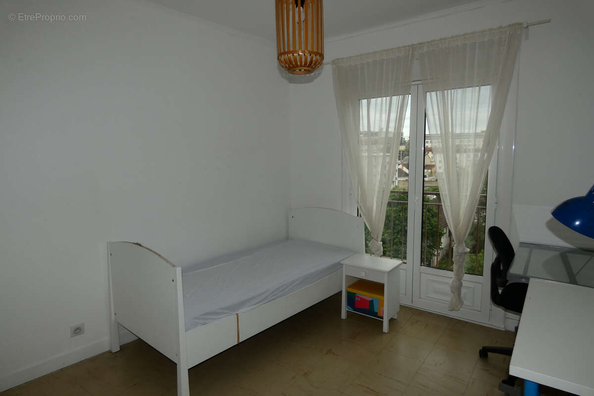 MONTLUCON bel appartement de 80 m2 avec balcon- terrasse , cave et parking privatif - photo 7