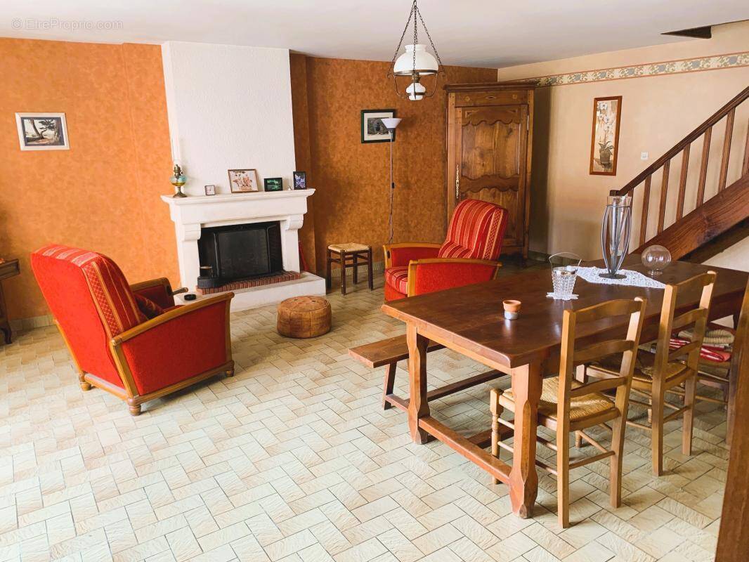 Maison à SAINT-MACAIRE-EN-MAUGES