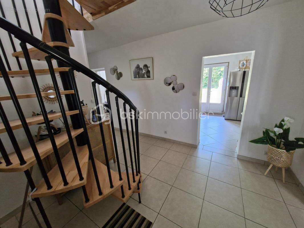 Charmante maison de 145m2 sur son terrain clos de 2224m2 dans un environnement calme à Mouleydier - photo 2