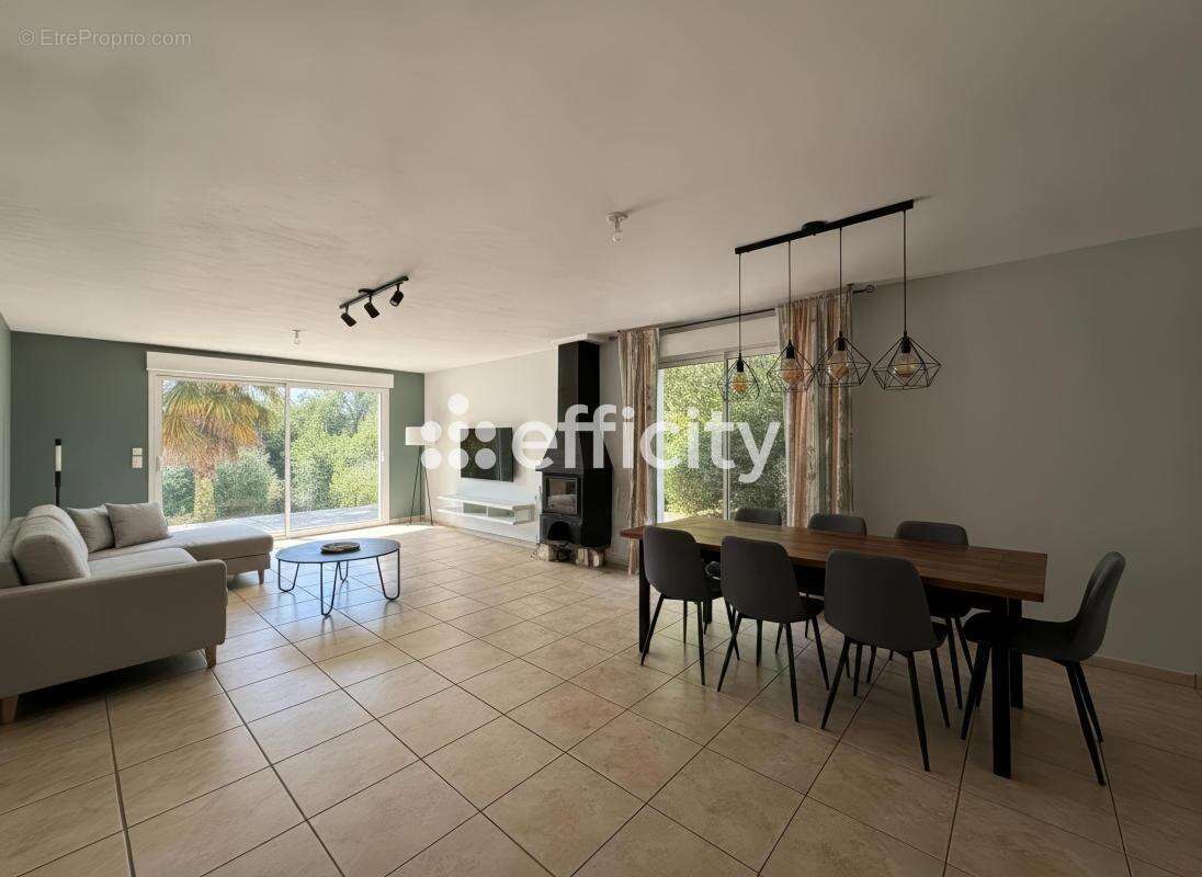 Maison 213 m² à Saint-Epain  - photo 2