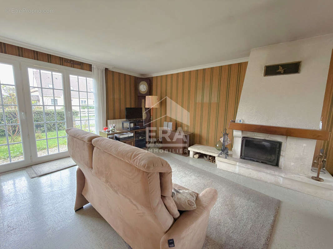 Maison à LES ECRENNES