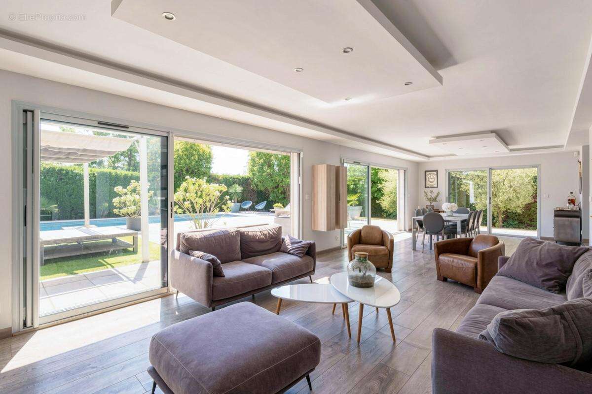 Maison 285 m² à Corbas  - photo 11