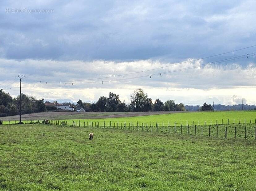 Terrain à SAINT-CLAIR-DE-LA-TOUR