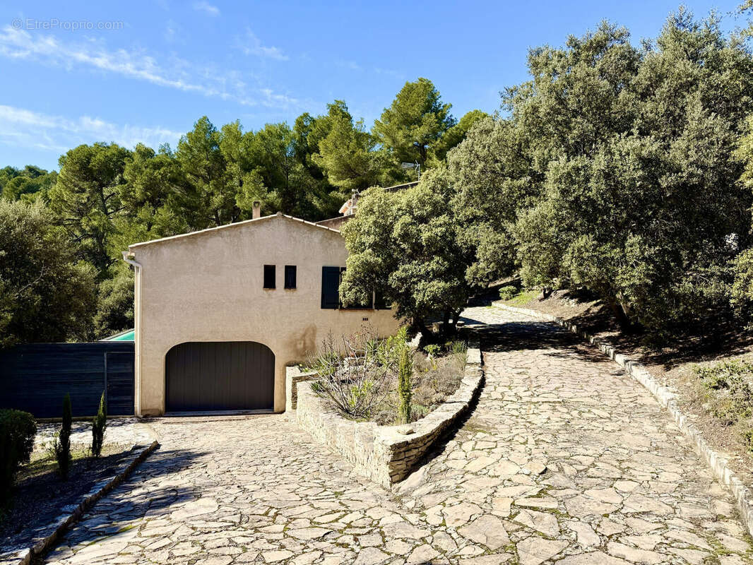 Dickjan POPPEMA d'eXp France vous propose une belle villa avec vue, piscine et 4 chambres - Maison à PIERREVERT
