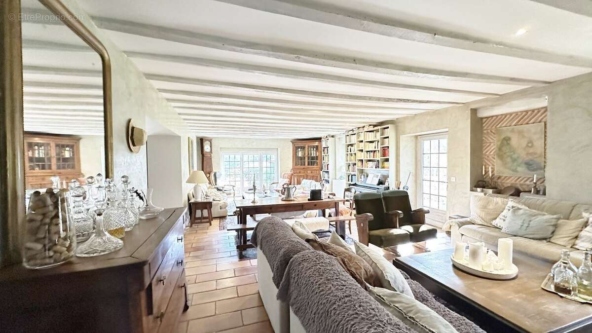 Propriete de type t8 de 292 m2 + 2 dependances + piscine + 3 garages - photo 9
