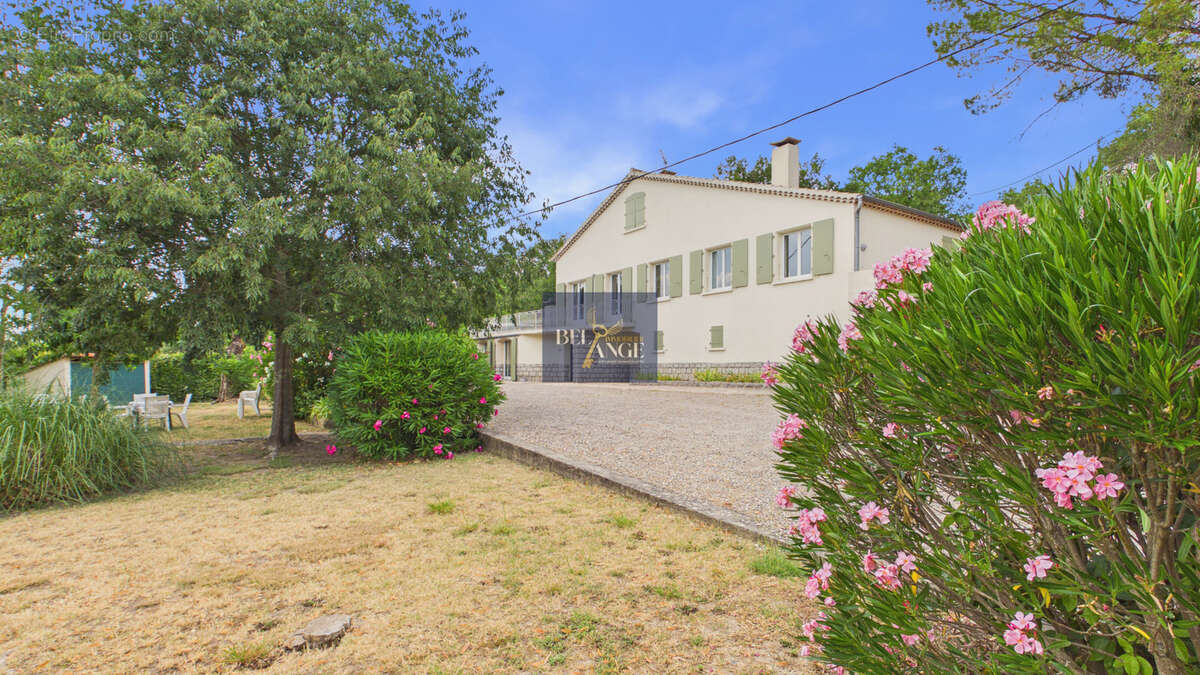 Élégante propriété familiale de 198 m2 sur un parc arboré de 3 812 m2 avec piscine - photo 2