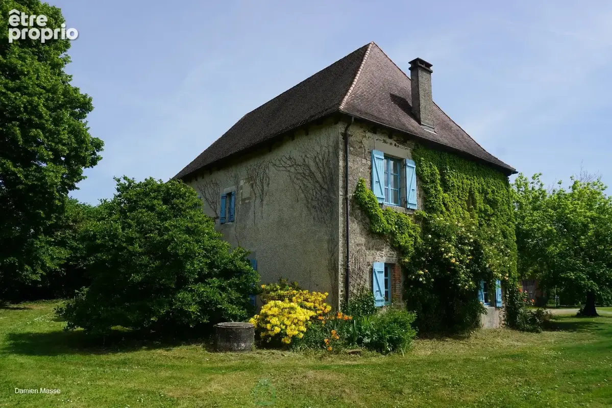 Domaine de 36 hectares avec sa charmante gentilhommière du XVIIe siècle, nichée au coeur du parc naturel du Périgord vert. - photo 3