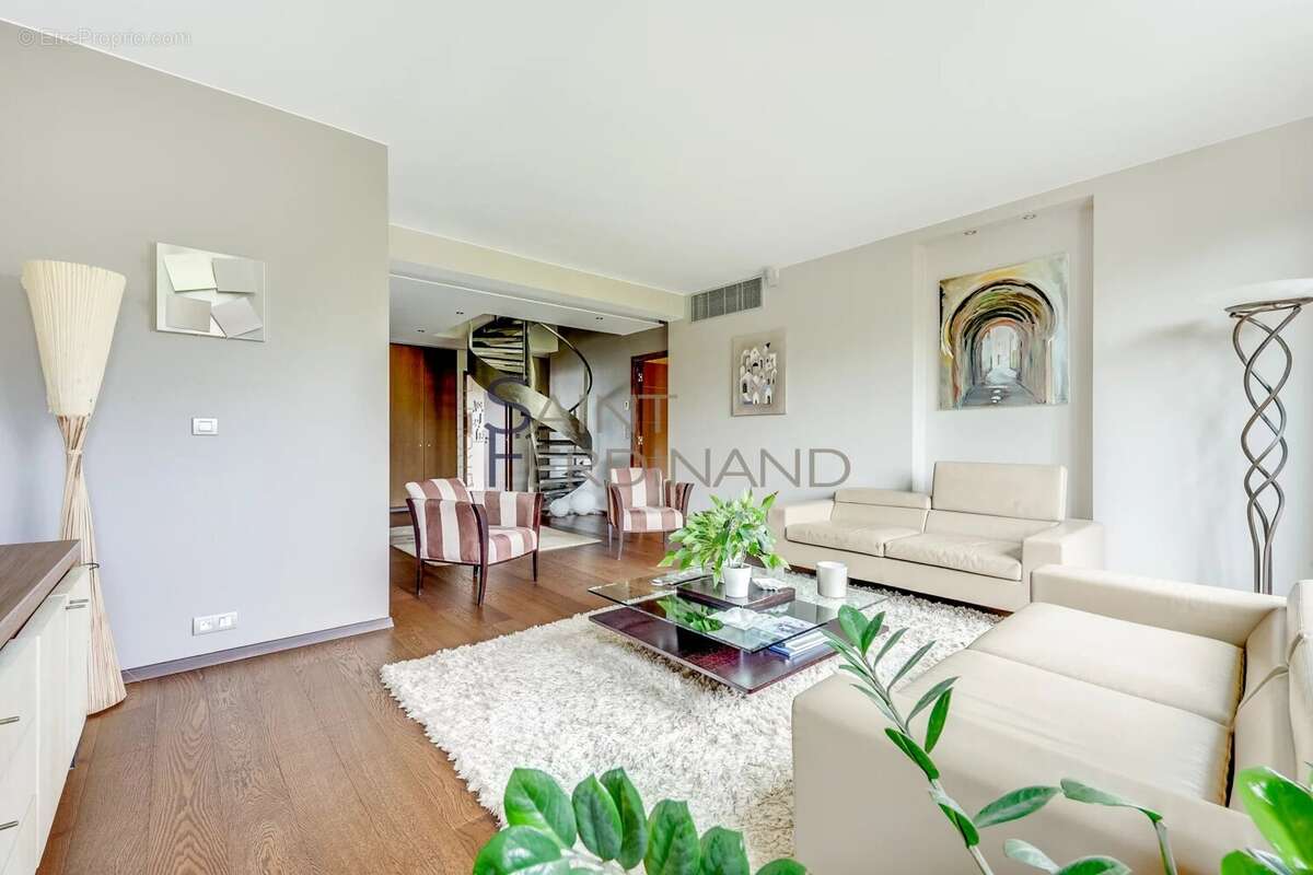 Appartement à NEUILLY-SUR-SEINE