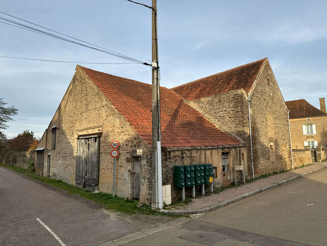 Maison de village  à rénover avec belle grange avec jardin attenant clos de murs  77 000 €   F.A.I. - photo 2