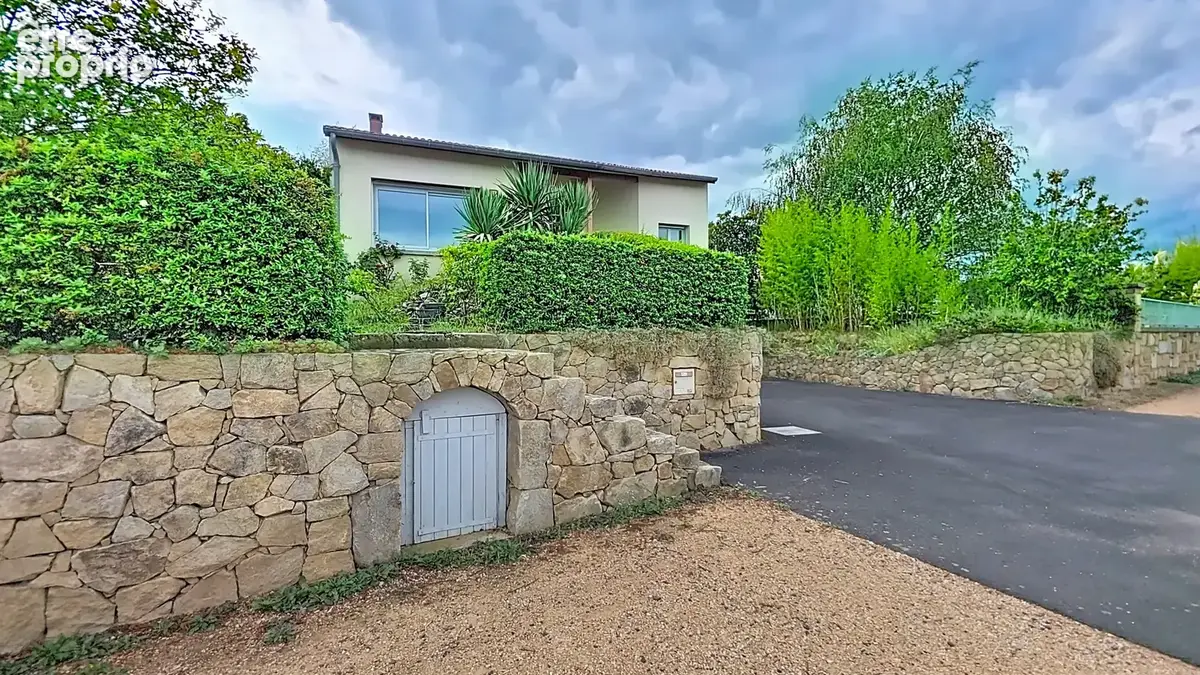 LES MARTRES DE VEYRE - Maison d'architecte 168 m2 sur terrain de 1043 m2 - photo 2