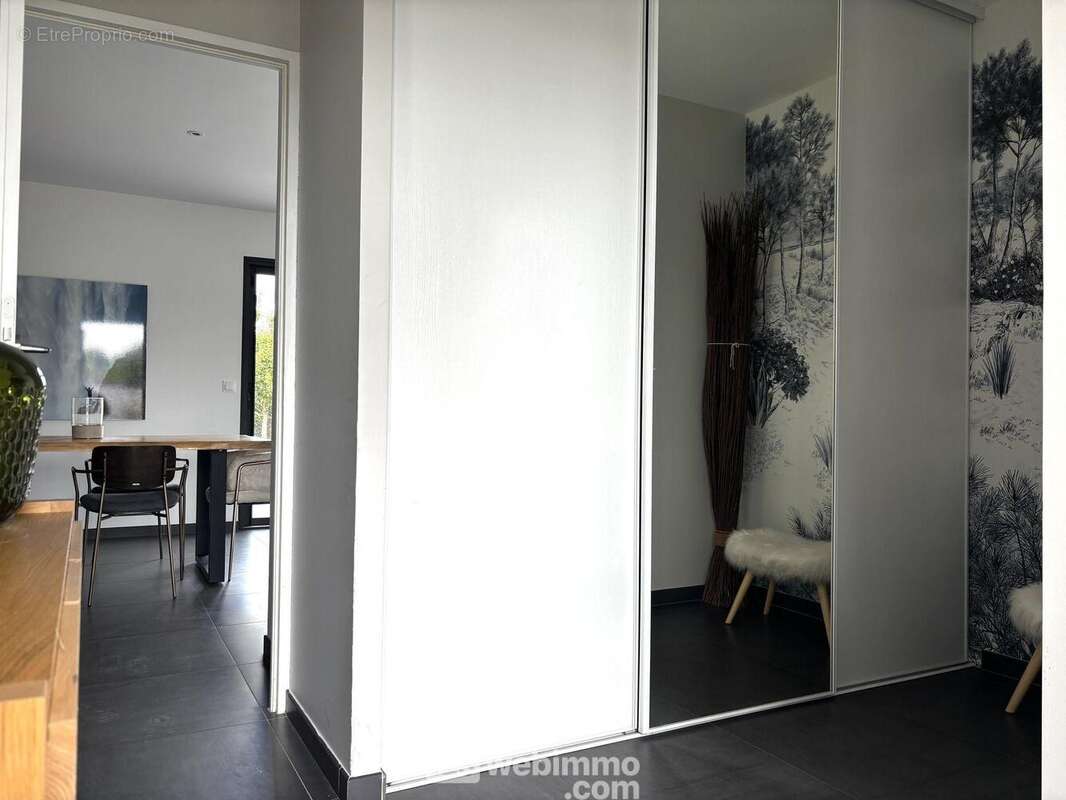 ... à une belle entrée de 8 m2 avec placard, - Maison à MONTAMISE