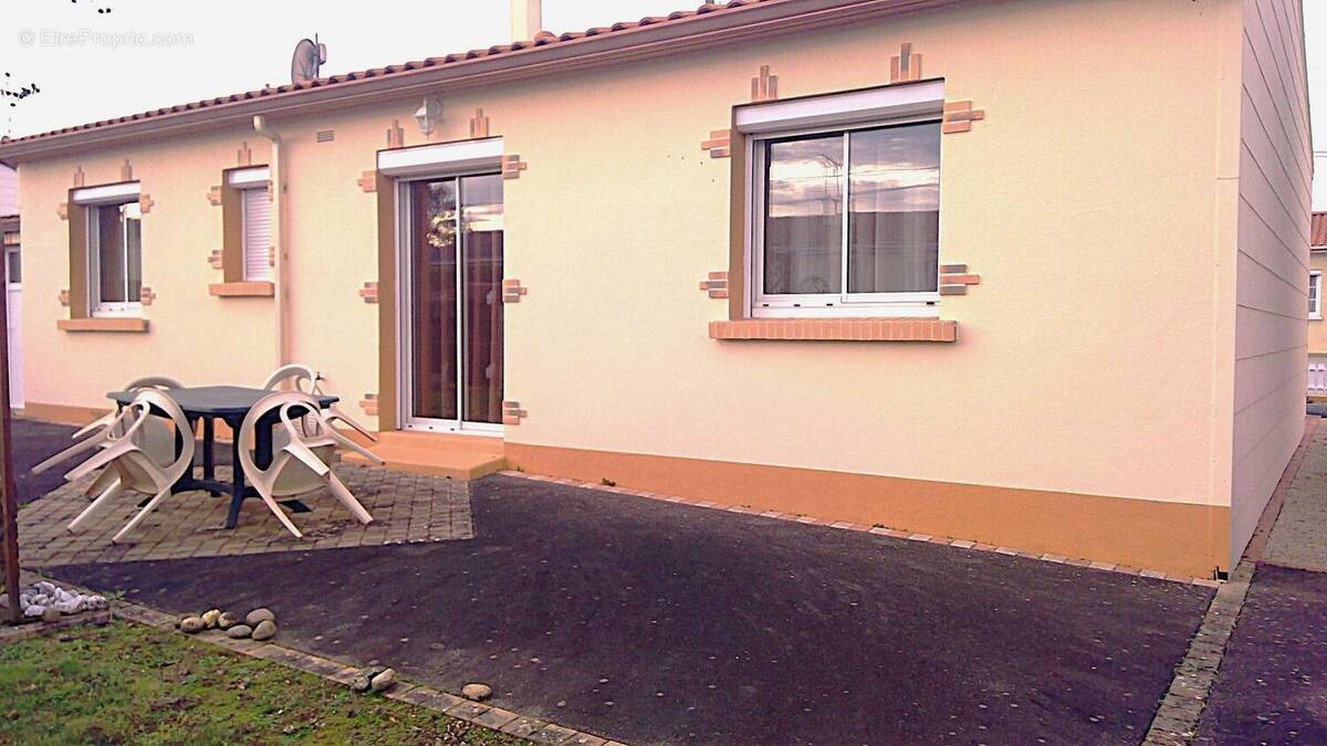 Photo 1 - Maison à SAINT-PIERRE-DES-ECHAUBROGNES