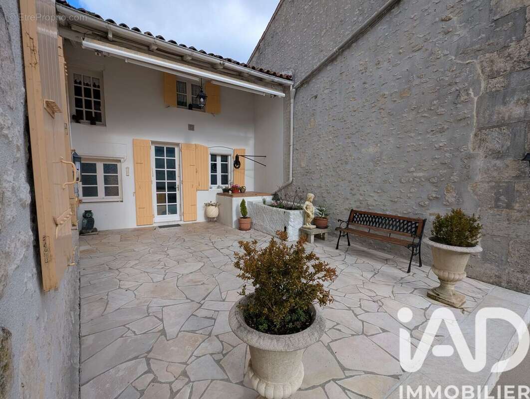 Maison 176 m² à Montils  - photo 2