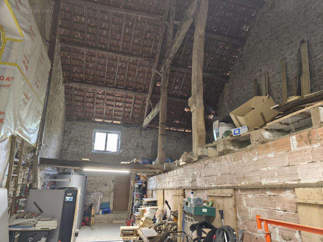 Maison à COMBEAUFONTAINE