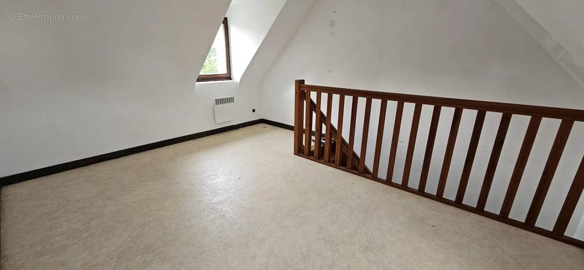 Opportunité unique ! Grande maison avec 3 logements distincts à vendre. - photo 8