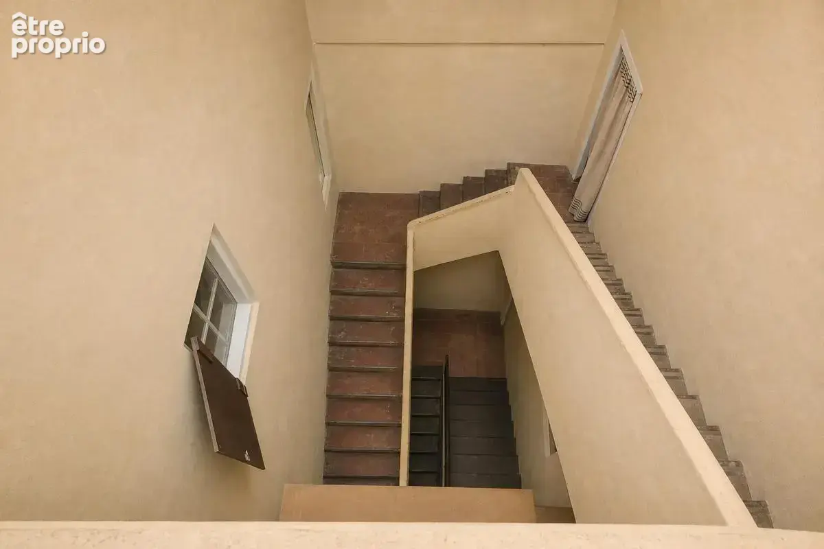 Immeuble de rapport avec 2 appartements, studio, caves et cour - photo 8