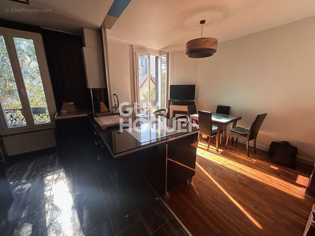 Appartement à LES PAVILLONS-SOUS-BOIS