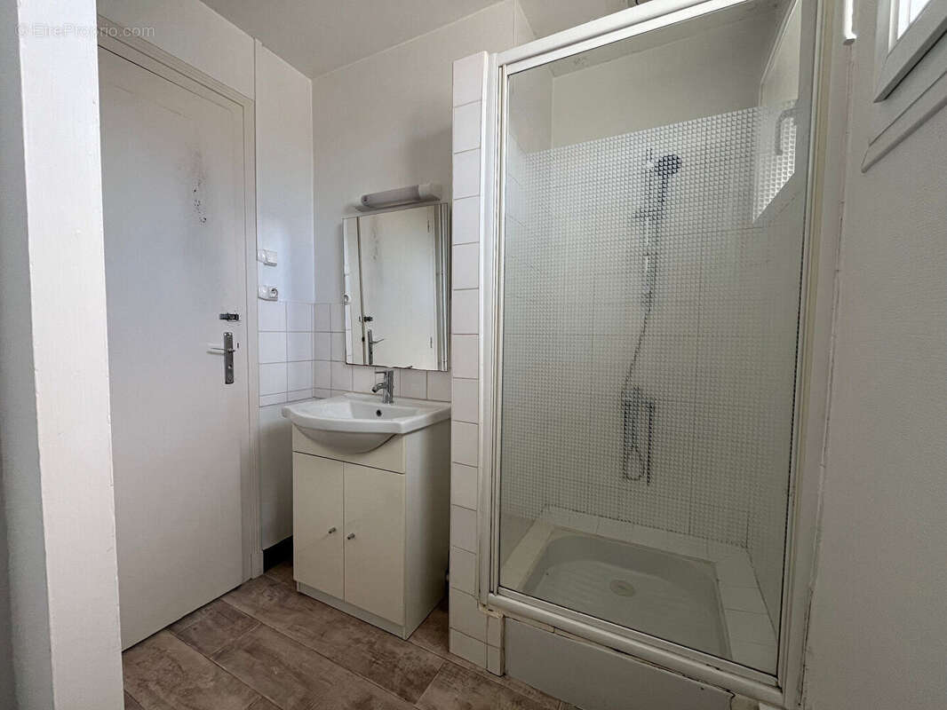 EXCLUSIVITE - Appartement de type III à rafraichir aux abords de La Rochelle - photo 5