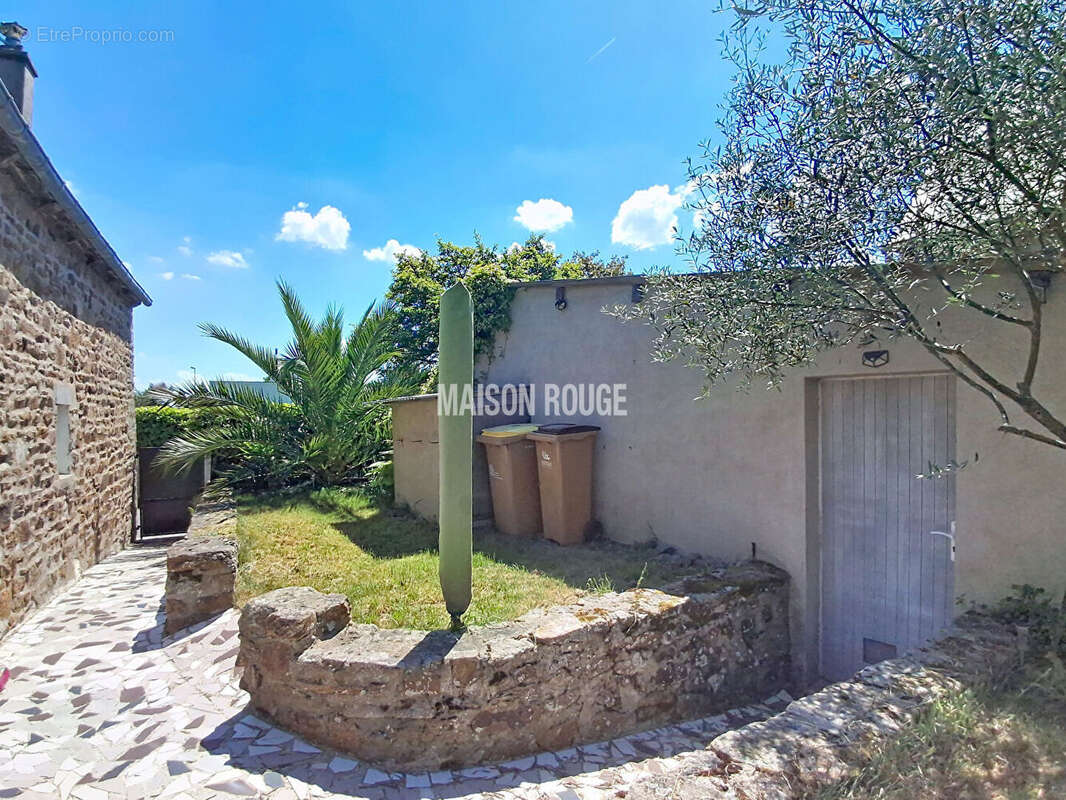 Maison en pierre rénovée - Bourg accessible à pied - Garage et  jardin - Quessoy - photo 2