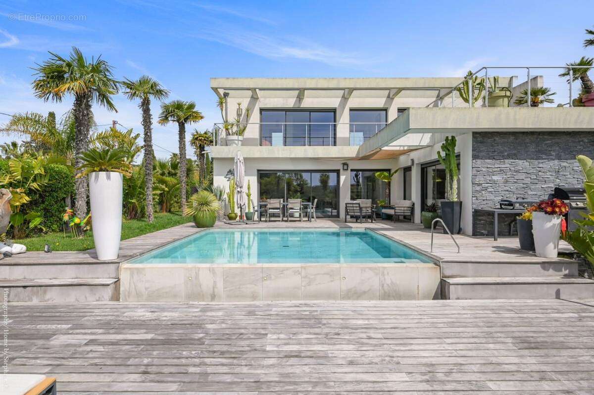 Sanary sur Mer - Villa d’exception de 250 m² – Piscine à débordement - photo 5