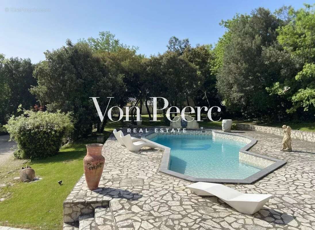 Proche Avignon - Villa provençale sur un terrain paysagé d’1 hectare, - photo 2