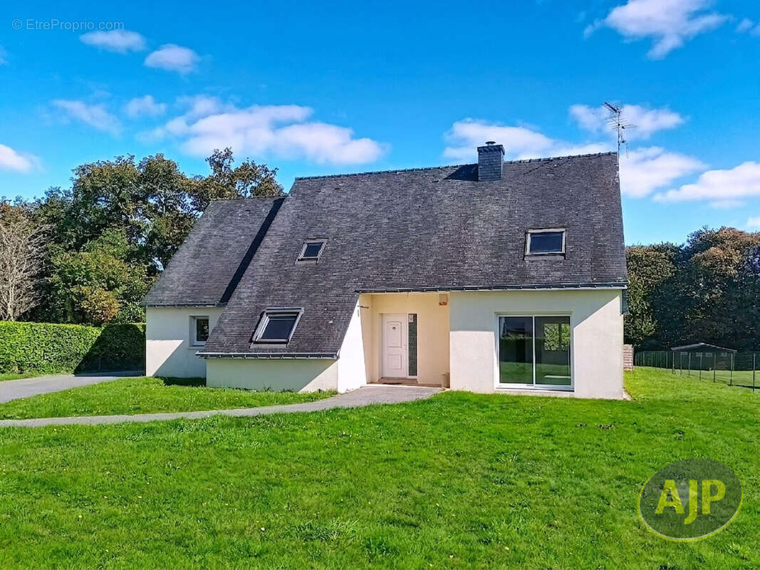 Maison à MOLAC