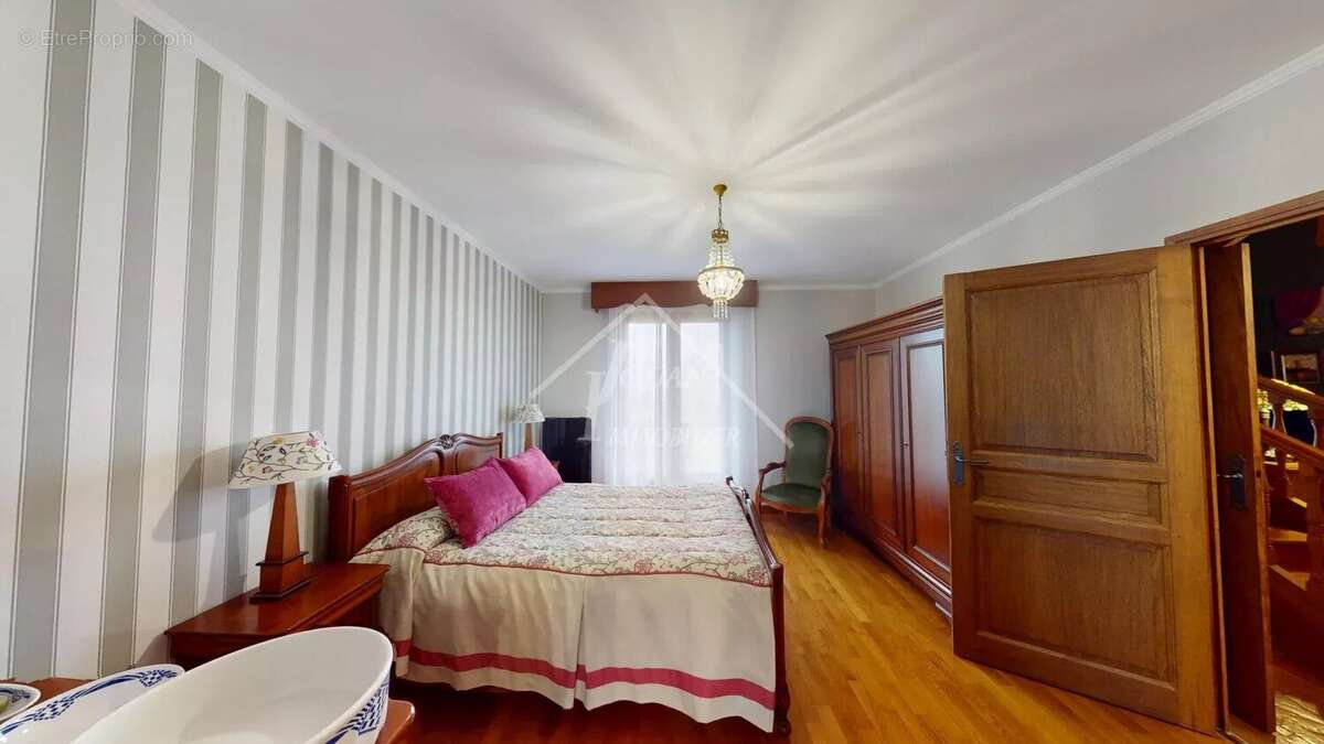 Maison à CREUZIER-LE-VIEUX