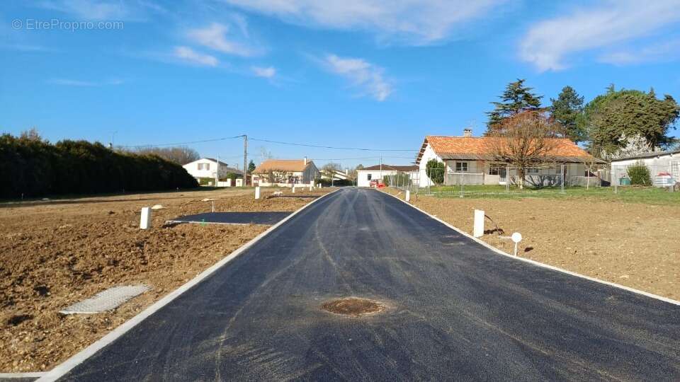 Terrain à SAINT-YRIEIX-SUR-CHARENTE