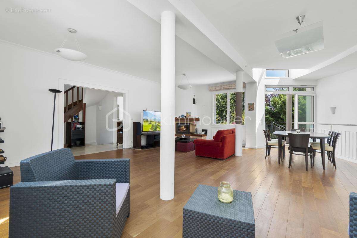Coup de cœur pour cette maison d'architecte de 177m², située au sein d'un domaine privé sur la commune de Marnes-La-Coquette - photo 8