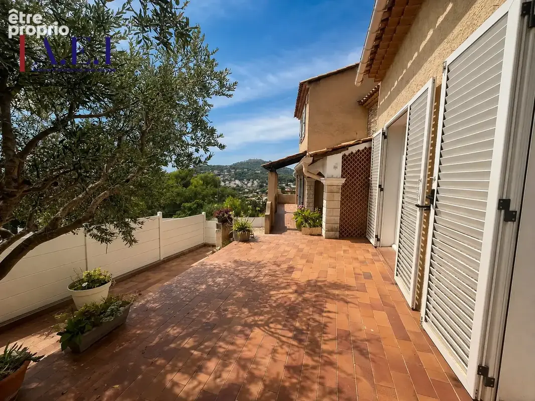 La Seyne-sur-Mer   Belle villa familiale 5 pièces sur 1 080 m2 de terrain - photo 4