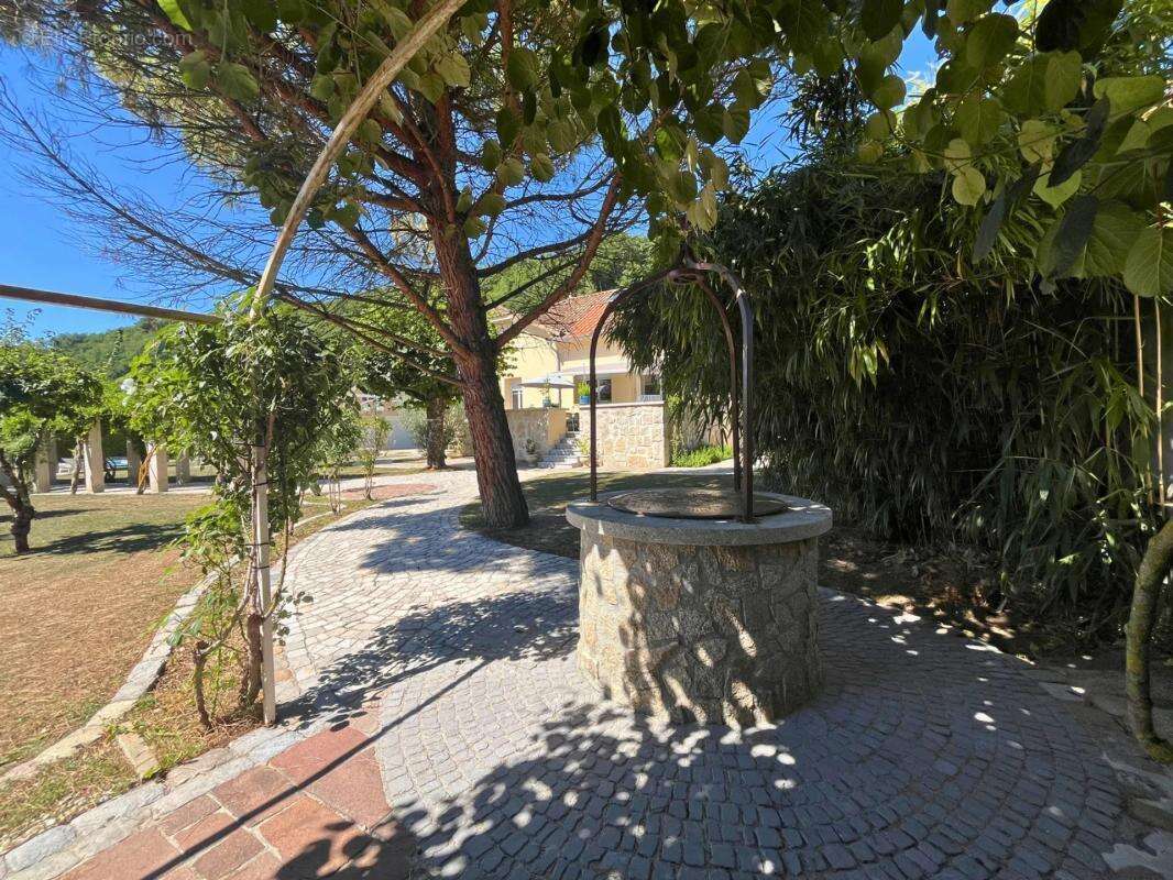 Maison à SAINT-VICTOR-DE-CESSIEU