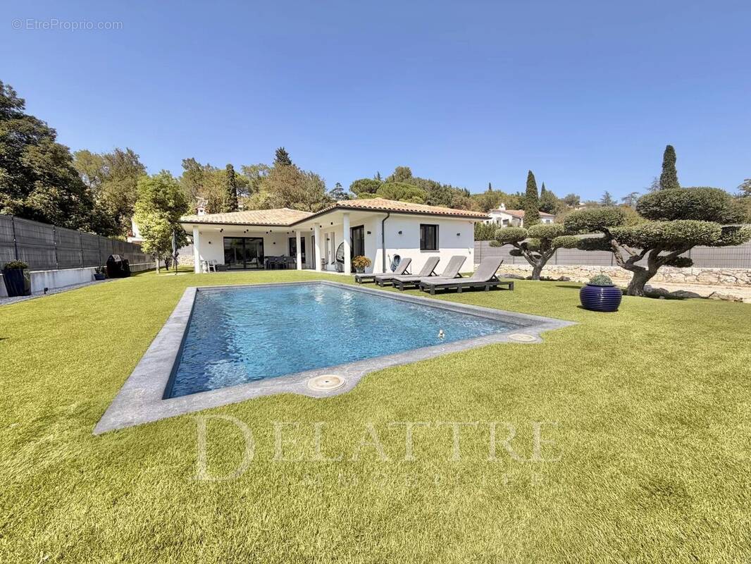 Maison à LA ROQUETTE-SUR-SIAGNE