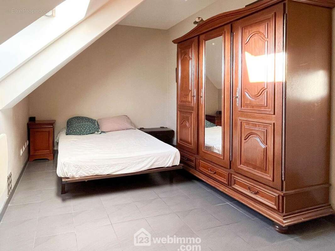 À l&#039;étage, un palier distribue une première chambre... - Maison à BAUNE