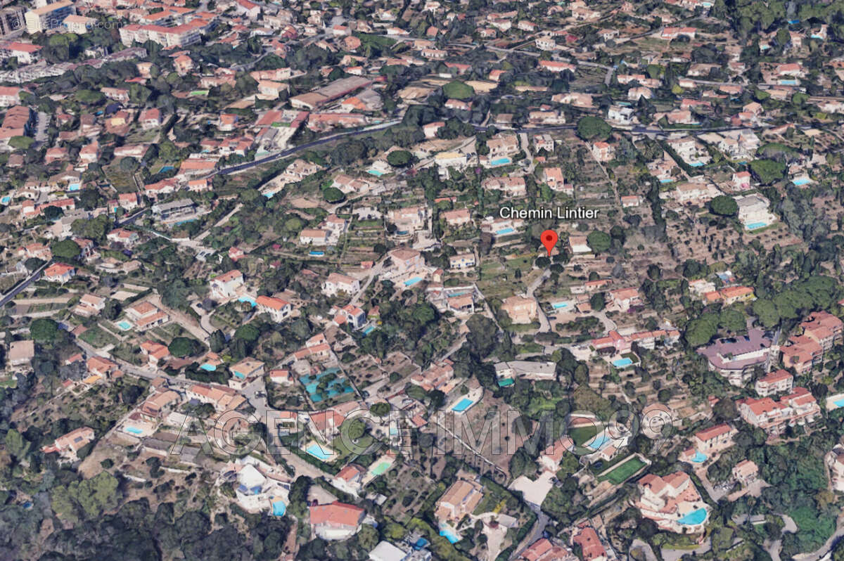 Parking à VALLAURIS