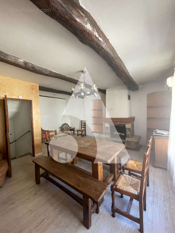 Maison à VINS-SUR-CARAMY