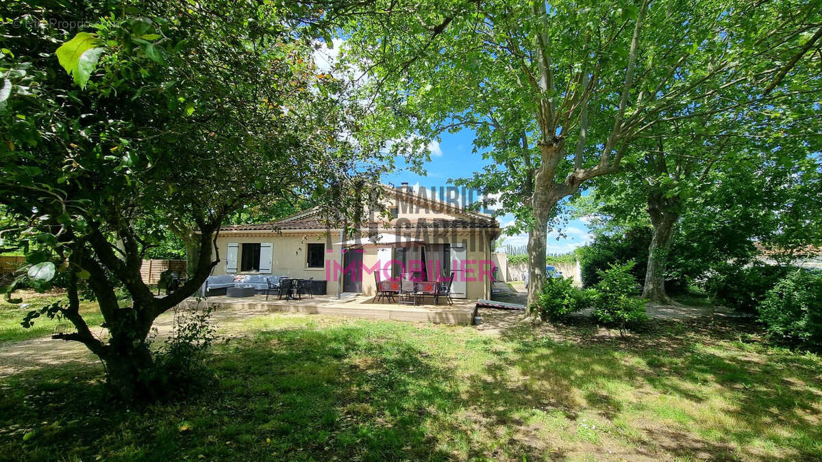 Maison à ENTRAIGUES-SUR-LA-SORGUE