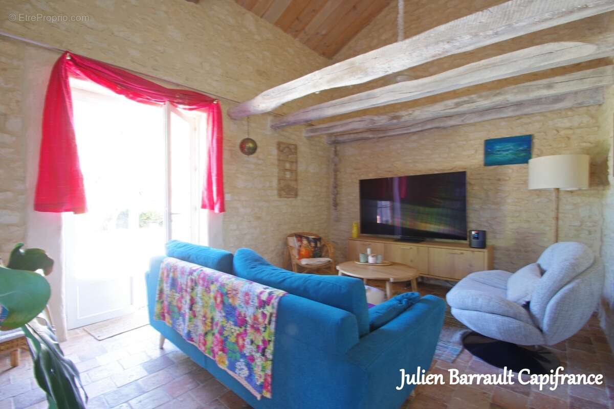 Maison familiale en pierre de 150m² avec 3 chambres rénovée en 2006 sur un terrain arboré et clos de 1617 m² - photo 7