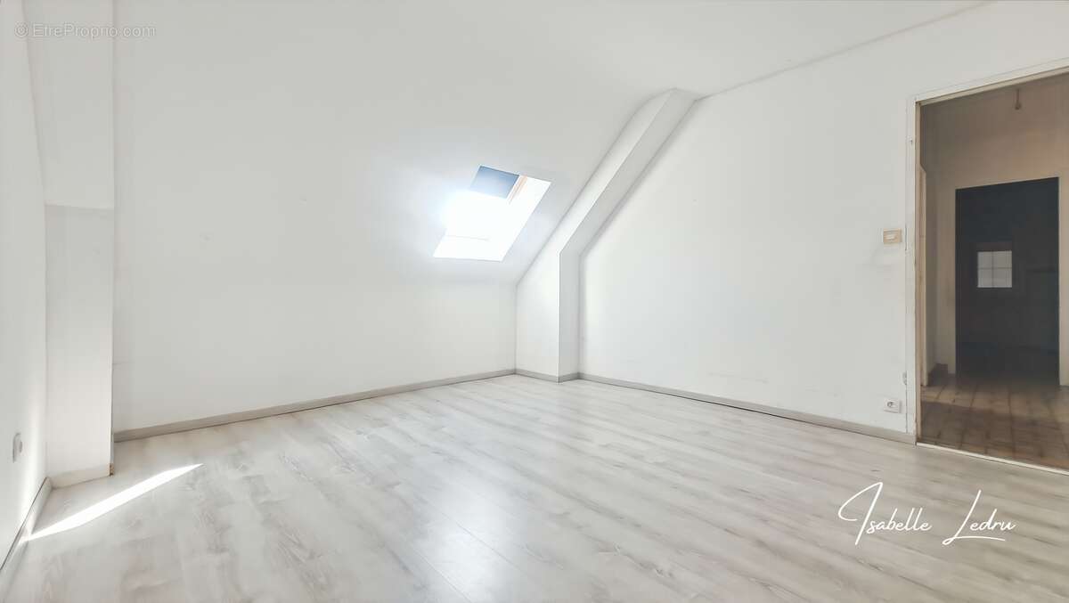 Maison à SAINT-JULIEN-DE-VOUVANTES