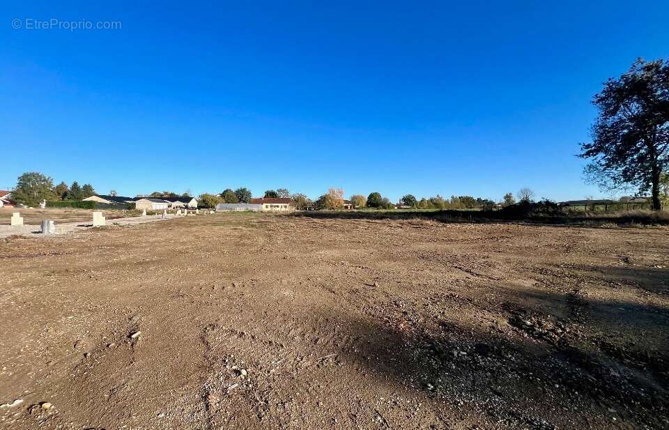 Terrain à ATTIGNAT
