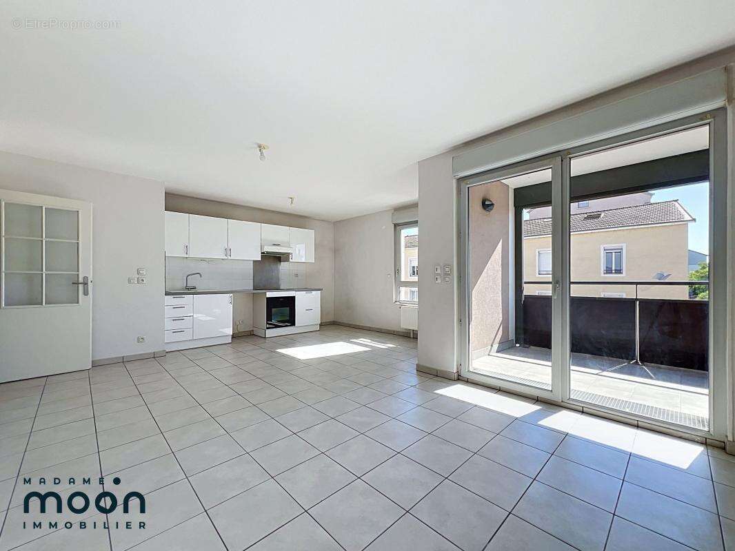 Oullins Centre - T3 61m² - Balcon - Garage - photo 3
