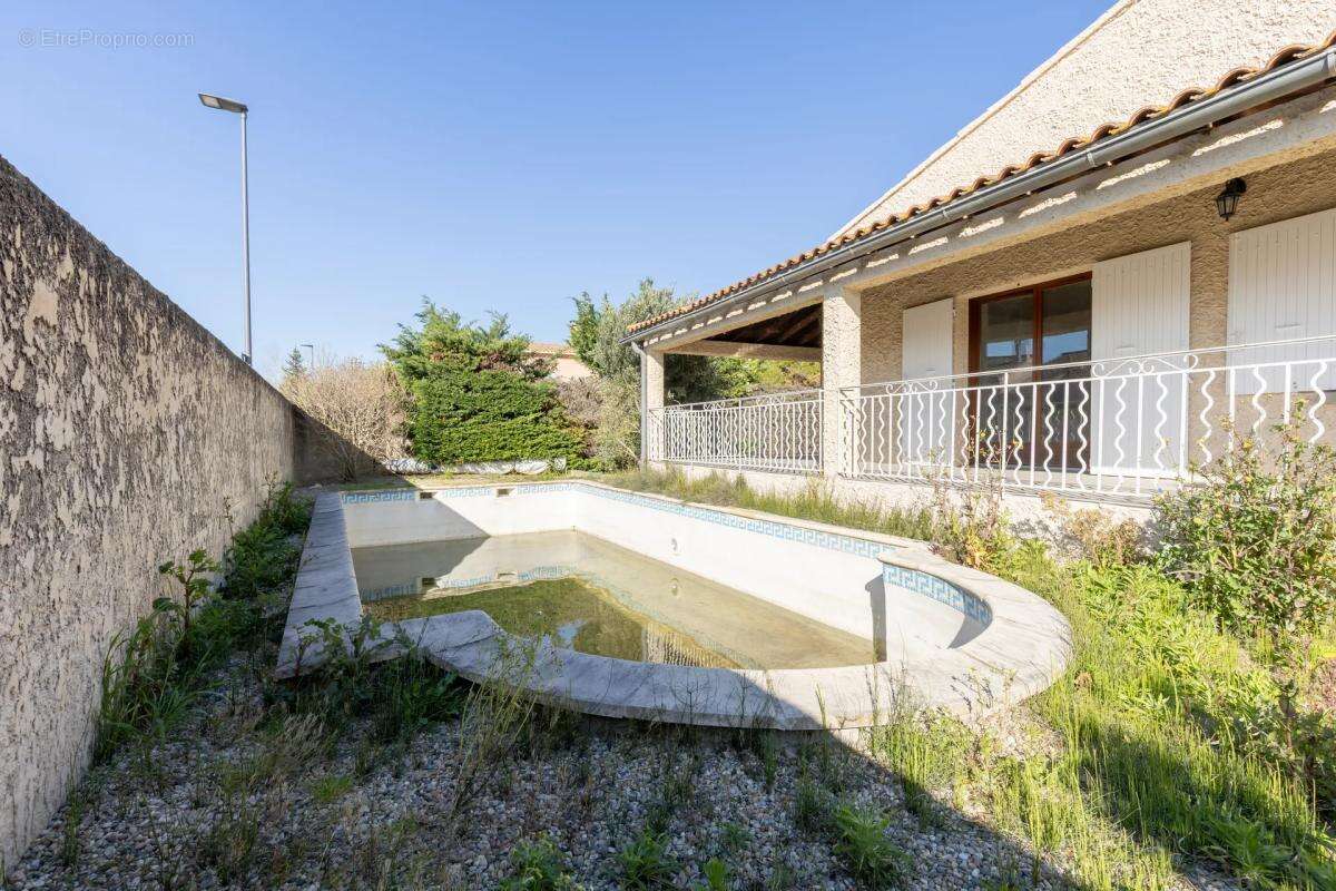 Maison à ENTRAIGUES-SUR-LA-SORGUE