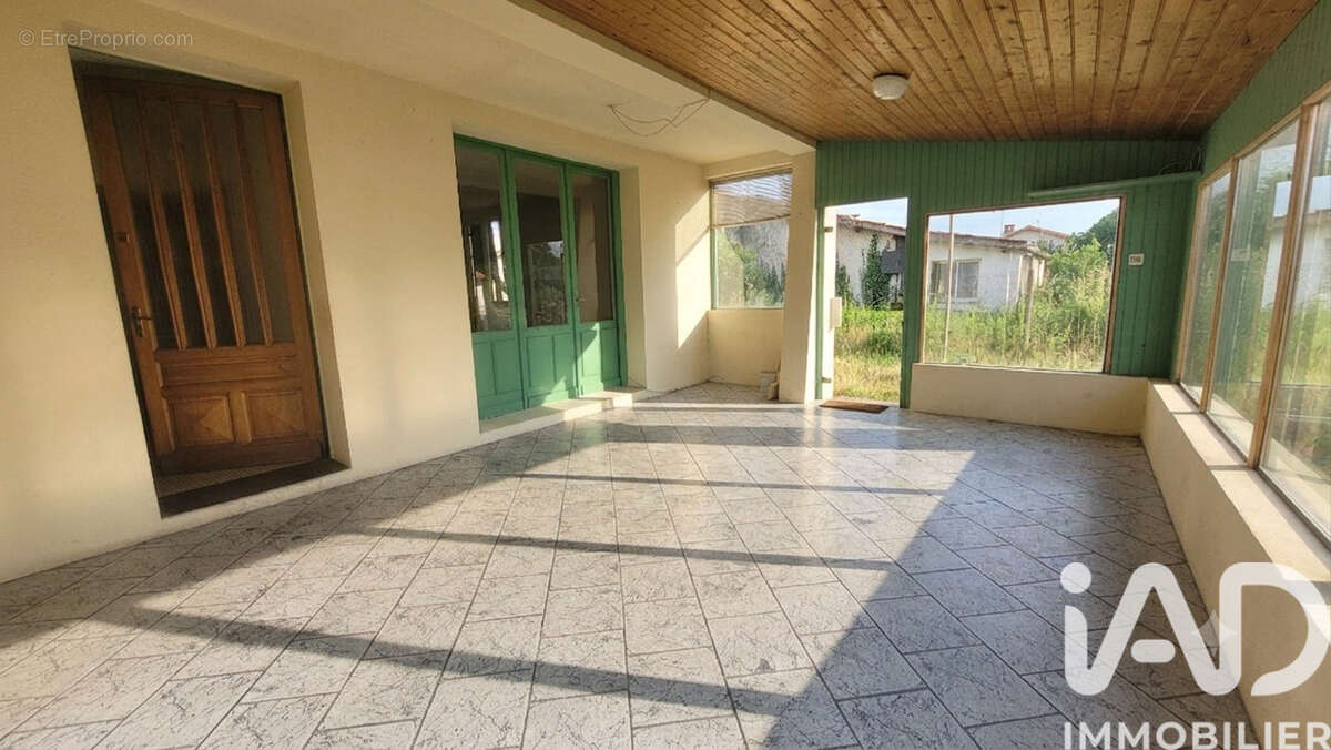 Maison 124 m² à Les Eglisottes-Et-Chalaures  - photo 2
