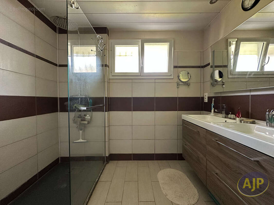 Maison charentaise de 185 m². - photo 10