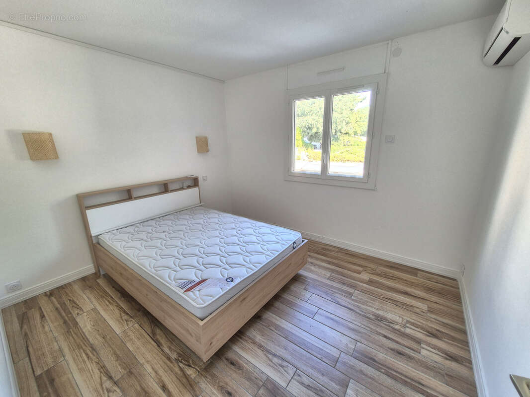 Toulon Ouest - Appartement Type 2 entièrement rénové avec terrasse et stationnement privé - photo 2