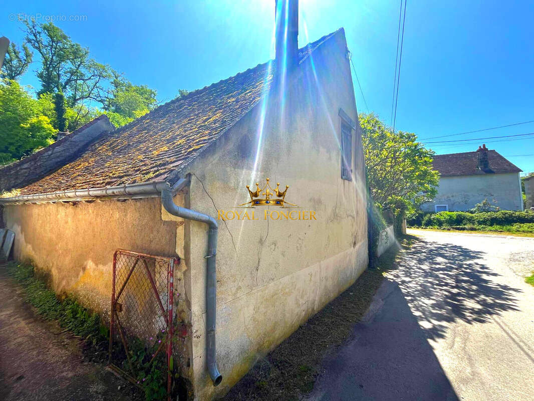 Maison 45 m² à La Celle-Guenand  - photo 2