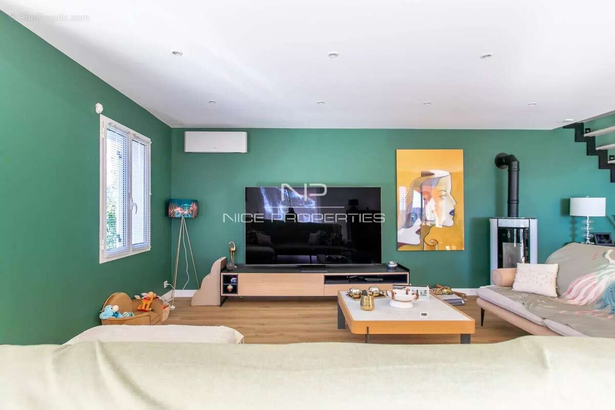 Maison à SAINT-LAURENT-DU-VAR