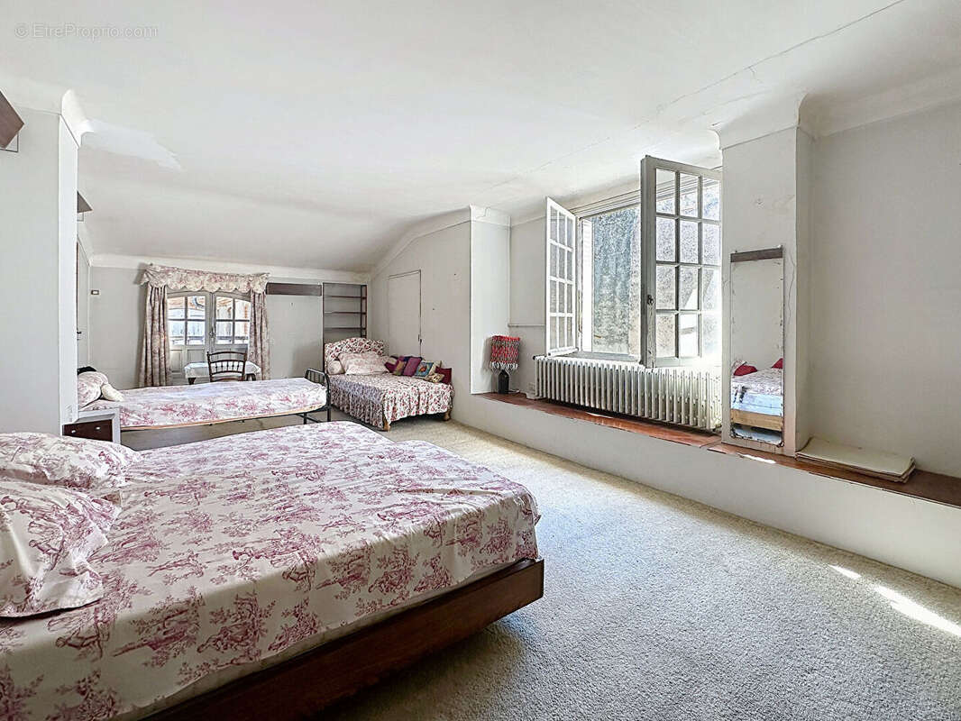 A vendre centre ville appartement de type 6 d'environ 190 m² avec cave, garage et jardin - photo 8