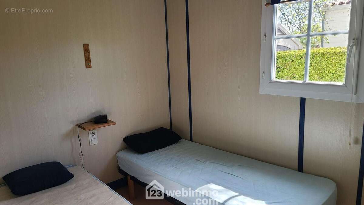 Chambre avec placard - Maison à TALMONT-SAINT-HILAIRE