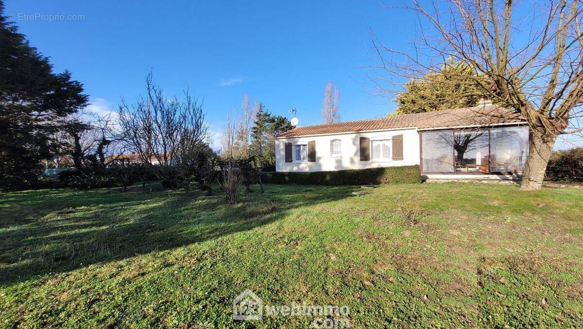 Pour un terrain de 1647m². Pour plus de renseignements et visite, appelez Valérie au 06.76.26.97.79. - Maison à LONGEVILLE-SUR-MER